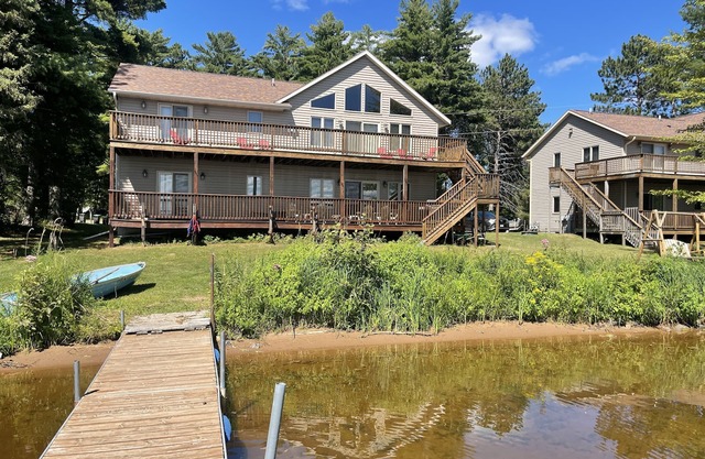 4 bedroom, 2 bath upper and lower unit Sleeps 14