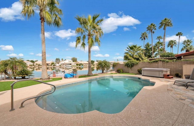 4 Bedroom 3 Bathroom on the Lake! 3 Queen Beds!