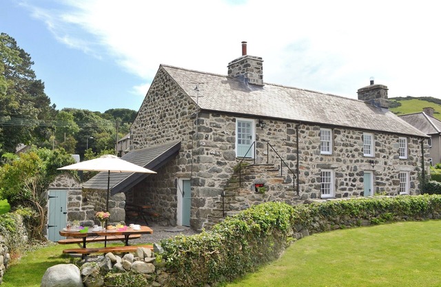 4 bedroom accommodation in Llwyngwril, near Aberdovey