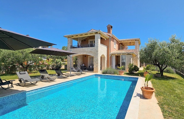 4 bedroom awesome home in Kastelir