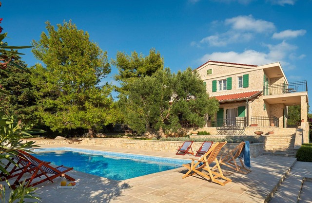 4 bedroom awesome home in Lun