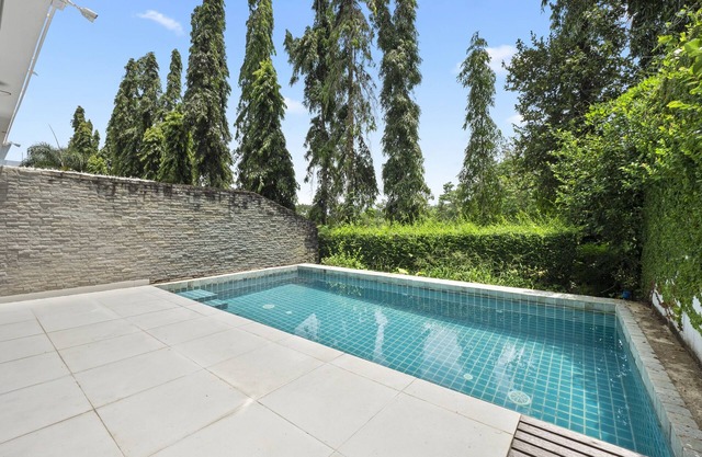 4 bedroom/bathroom for 12 guests, private pool. 7 kms to Patong