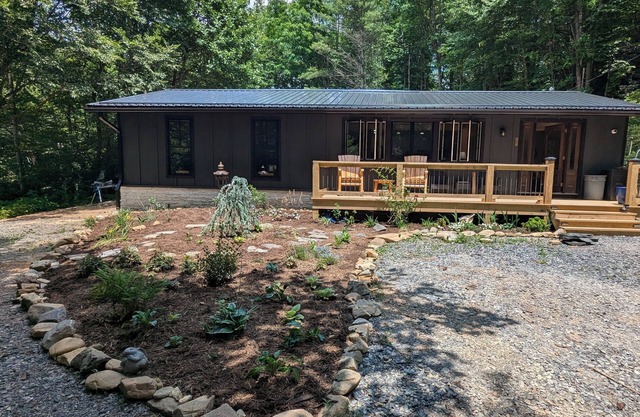 4-bedroom cabin in beautiful Newland with AC, Heat and WiFi. Enjoy nature