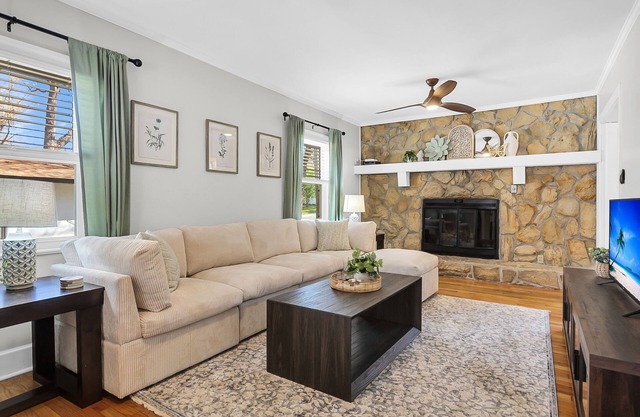 4-bedroom Cottage in Park Circle with spacious layout & large backyard