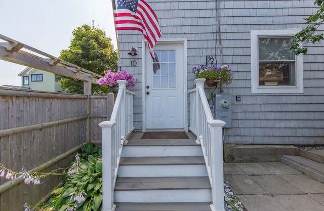 4 bedroom cottage 1 minute walk to Higgins Beach