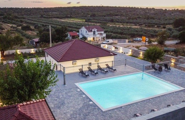 4 bedroom cozy home in Skradin-Vacani