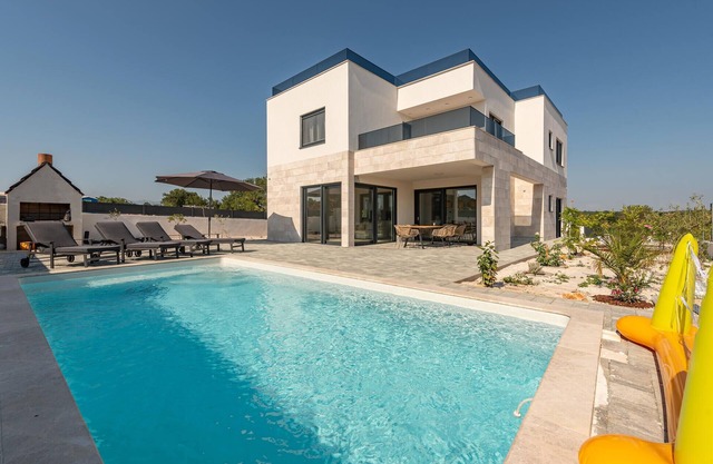 4 bedroom cozy home in Poljica Brig