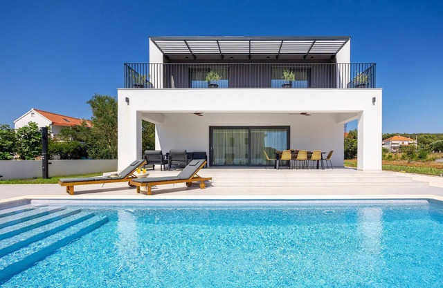 4 bedroom cozy home in Sukosan