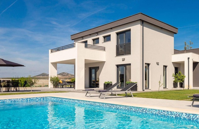 4 bedroom cozy home in Vrana