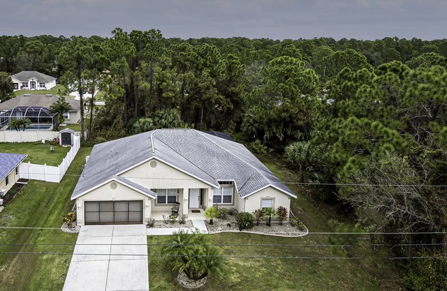 4 Bedroom + den, Pool home , WIFI, cable TV and Nationwide phone in home