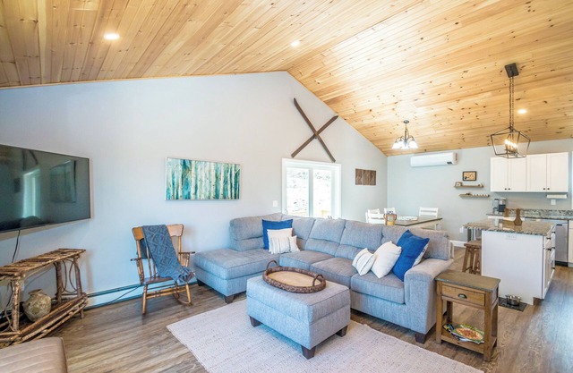 4-bedroom dog friendly house with Hot Tub, AC, WiFi, TV. Enjoy a cozy stay.