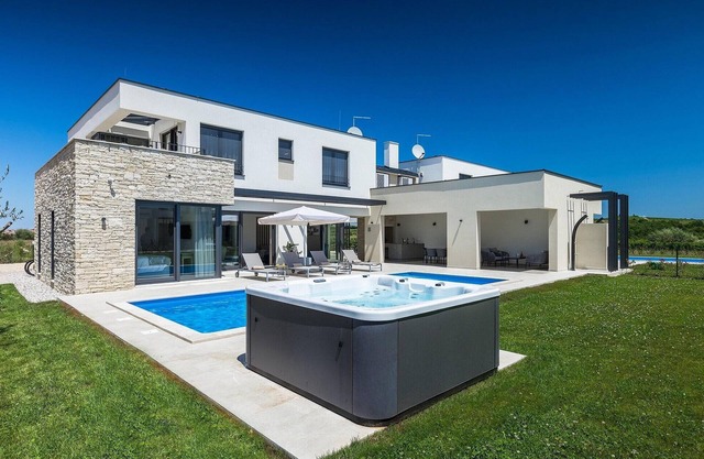 4 bedroom gorgeous home in Brtonigla