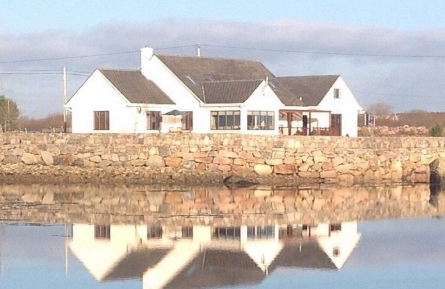 4 bedroom holiday home overlooking the sea in Connemara