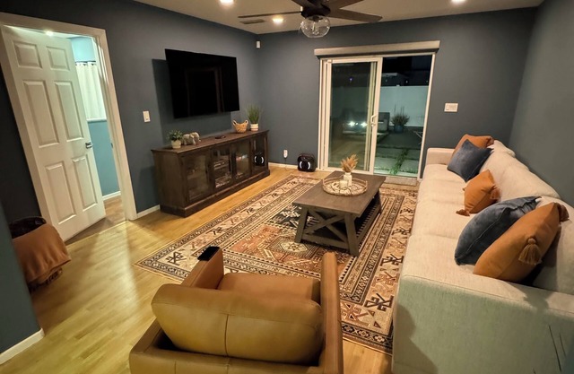 4-bedroom house centrally located LA & OC with hot tub & game room