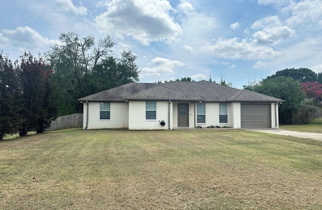 4-bedroom house fenced in backyard in Flint/Tyler with WiFi, AC. Enjoy your stay