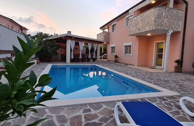 4-bedroom house in charming Buje with pool, AC, WiFi. Enjoy your stay!