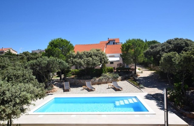 4-bedroom house in delightful Mandre with private swimming pool