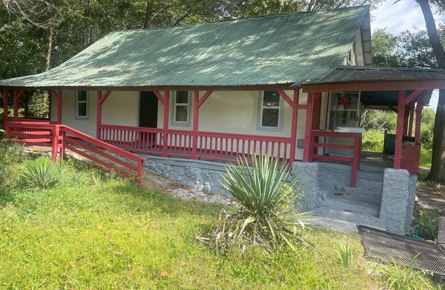 4-bedroom house in adorable Summerville with AC