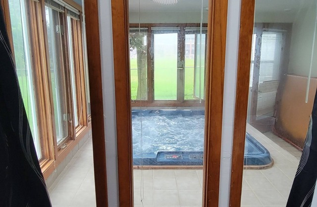 4 bedroom house next door to Lambeau Field w/hot tub