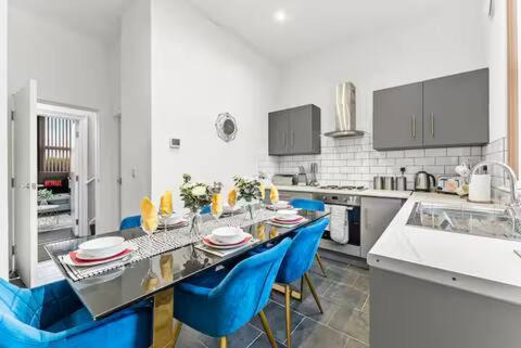 4-Bedroom House with Parking Contractors & Long Stays