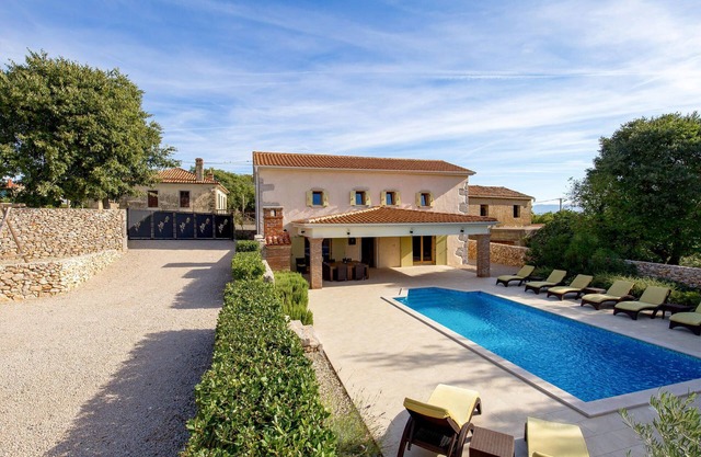 4 bedroom lovely home in Garica