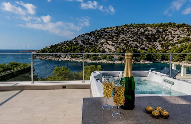 4 bedroom nice home in Razanj