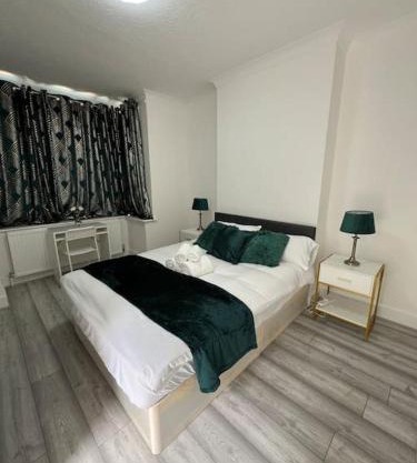 4 Bedroom semi detached House London