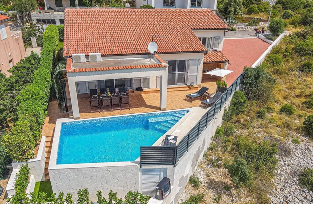 4 bedroom stunning home in Brodarica