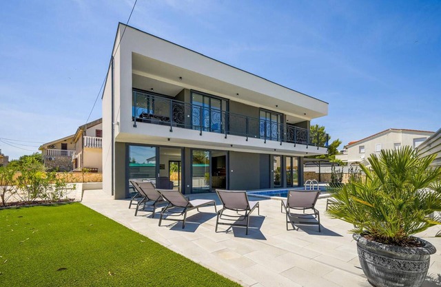 4 bedroom stunning home in Murter