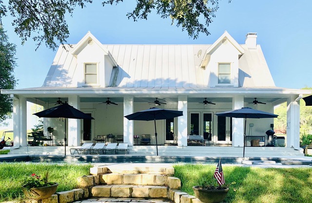 4-bedroom vacation home just a lovely walk to Guadalupe River