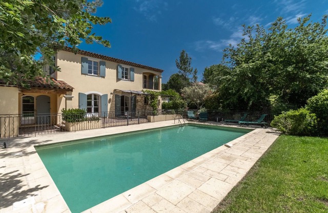 4 BEDROOM VILLA WITH PRIVATE POOL AND GARDEN (N°348)