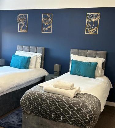 4 Beds 2 Bath Lift Refurbished Monthly Discounts