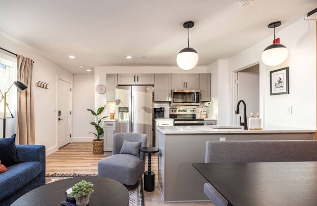 4 Beds 3 Bedroom Updated Condo w/Desks, Patio + Parking