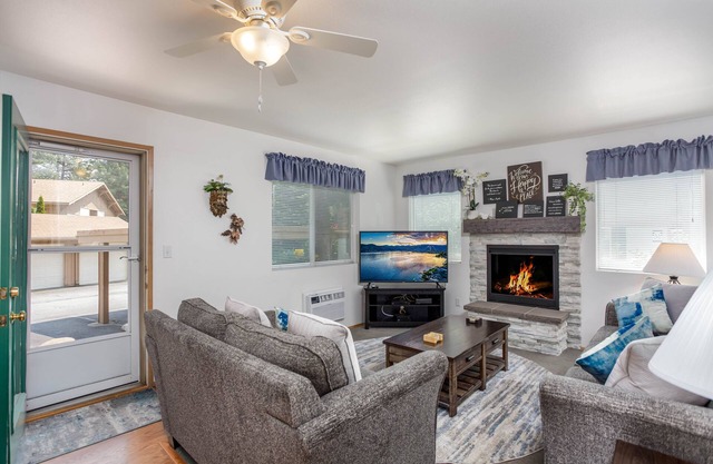 4 Beds, Walk to Downtown, Free Parking, Pet Friendly, Grnd Flr