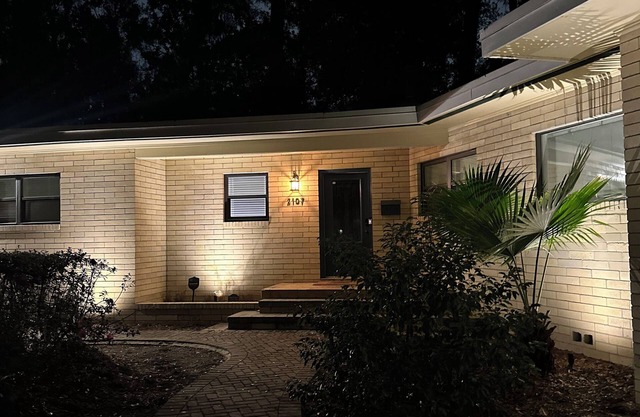4 blocks from Ben Hill Griffin Stadium & the O’Connell Center in this 4-2.5 bath