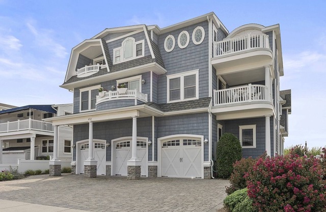 4 BR, 3 BA Luxury Bayfront Home with 4 Decks and an Elevator