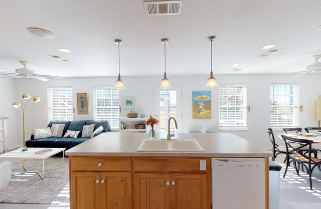 4 BR 4 Ensuite Bathrooms, Steps to Beach, Community pool, Cargo Lift, Fenced