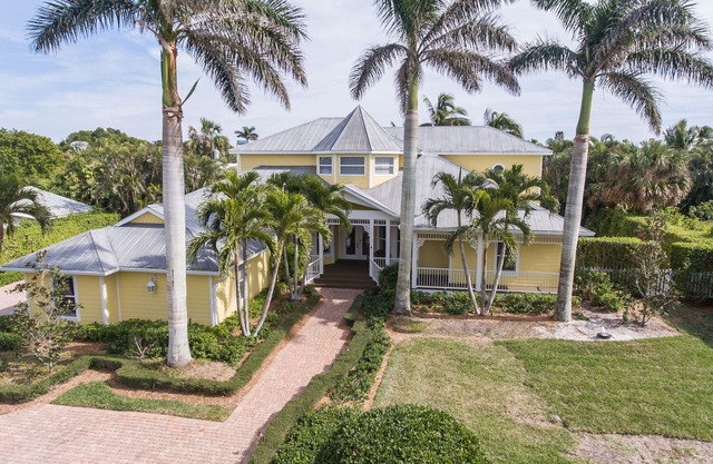 4 BR LUXURY ESTATE POOL HOME. Pet friendly. Minutes to Beach. Sleeps 10