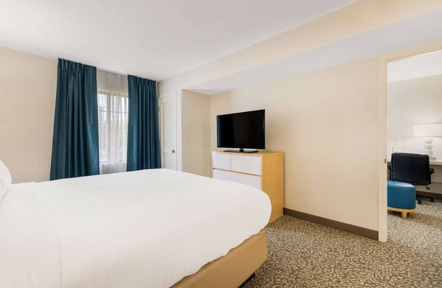4 Bright Suites with Kitchen Near Arrowood Business District – for Work Stays