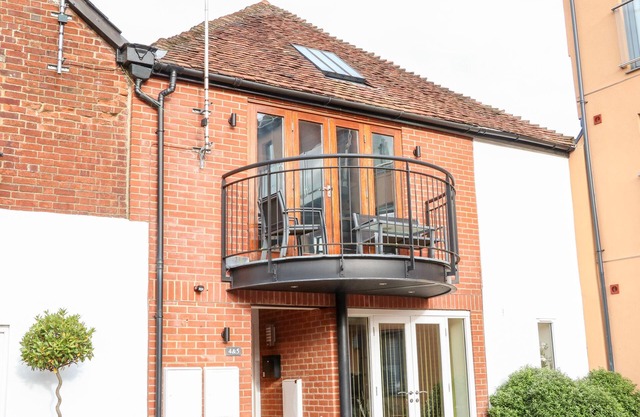 4 HOLT COURT, family friendly, character holiday cottage in Salisbury