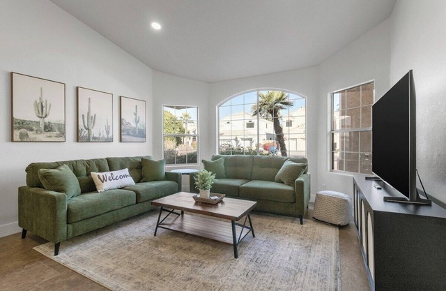 4 King Size Beds - HotTub & Pool