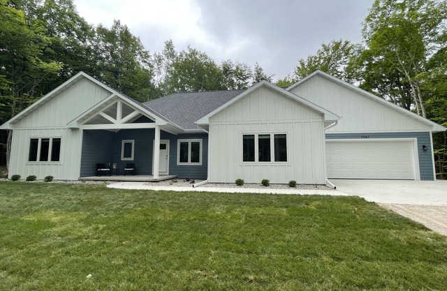 4 Master Suites with Hot Tub that Sleeps 12 in Door County!