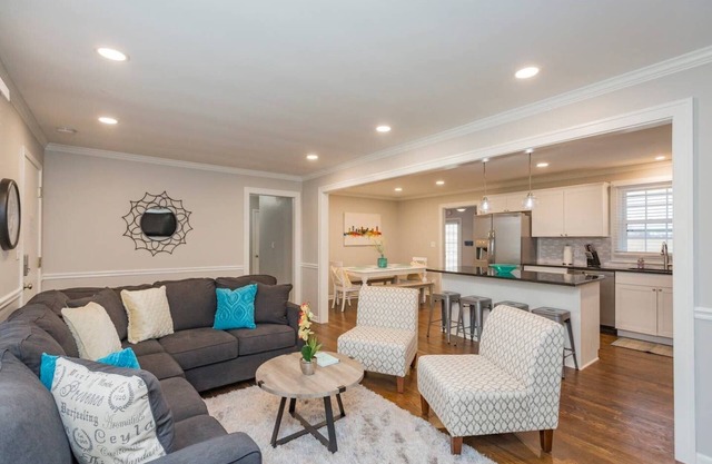 4 mi. to Downtown and Opry, Hot Tub, Private Courtyard, Gameroom, No Step Entry