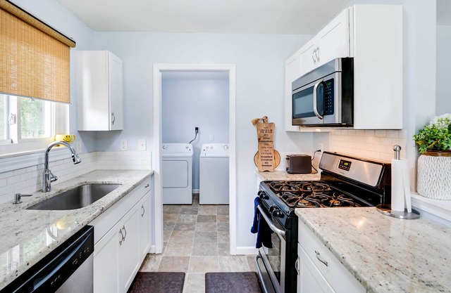 4 Mi to Michigan Stadium: Cozy Home w/Fire Pit!