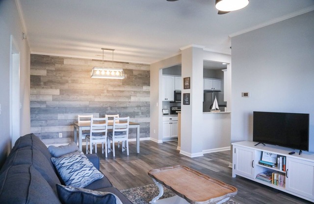 4 miles from Lewes Beach, biking trails, dining, shopping & history!