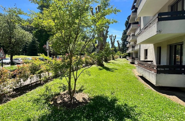 4-person ground-floor apartment, in the center of town and facing Parc d'Uriage, close to amenities