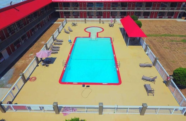 4 Relaxing Units Near Historic Downtown Perry, Breakfast, Pool, , Parking!