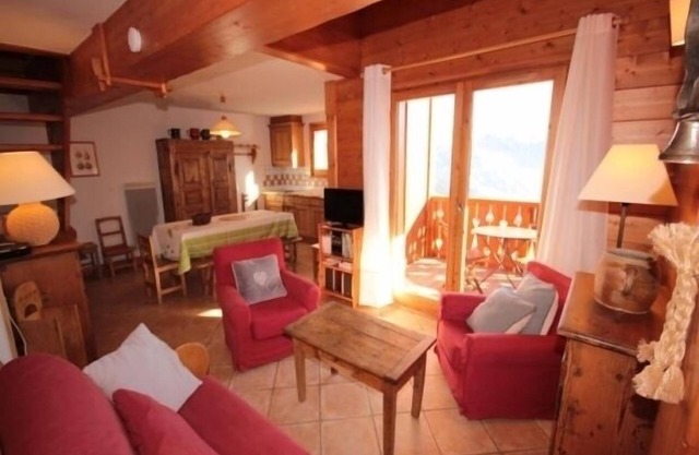 4-room mezzanine apartment with balcony, fully equipped, pets allowed, covered parking.