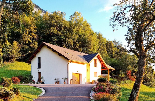 4-star gîte, 10 people, with SPA, 2 minutes from the lake. Lake view.