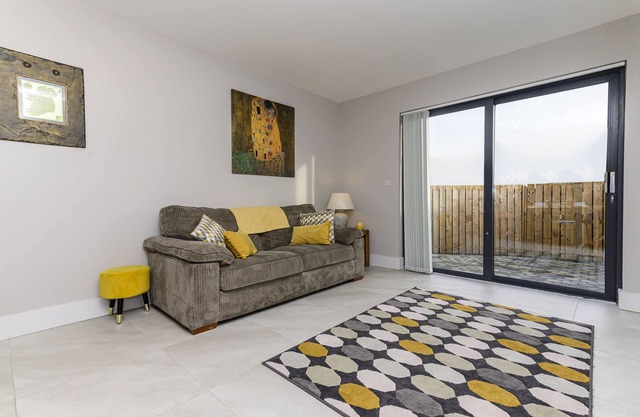 4 Star Spacious Luxury. Free Parking and superfast WIFI. Close to city.